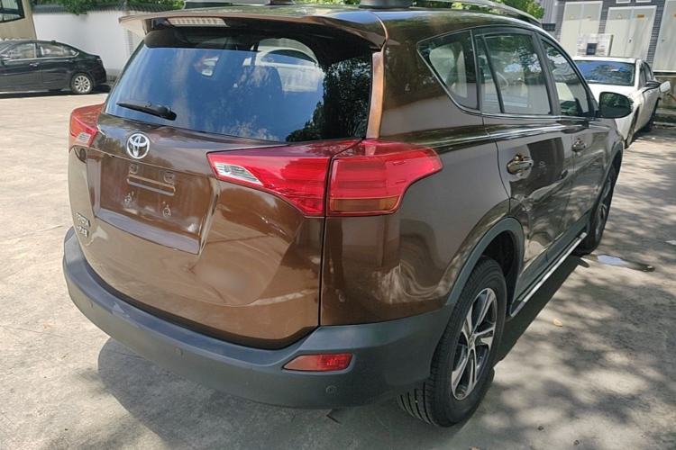 Used Toyota RAV4 2015 2.0L CVT Two-Wheel Drive Fashion Edition Rear Right 45 Deg
