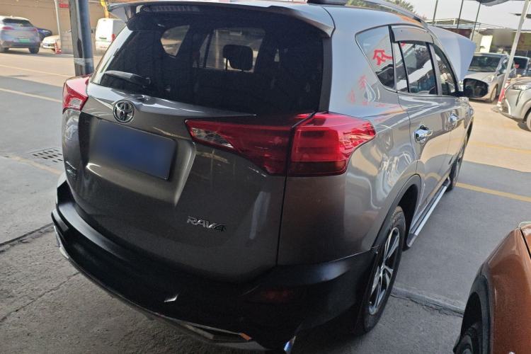 Used Toyota RAV4 2015 2.0L CVT Two-Wheel Drive Fashion Edition Rear Right 45 Deg