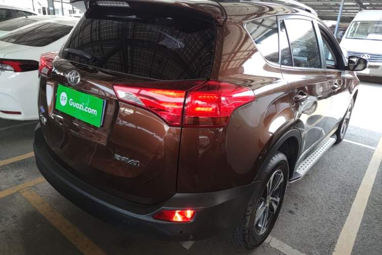 Used Toyota RAV4 2015 2.0L CVT Two-Wheel Drive Fashion Edition Rear Right 45 Deg