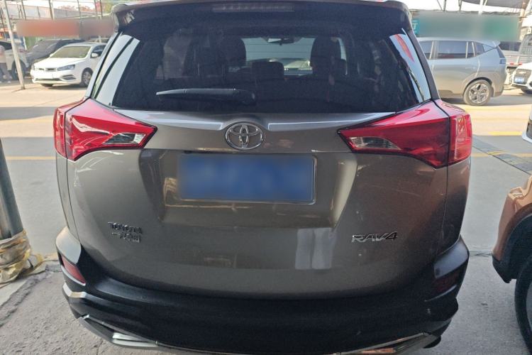 Used Toyota RAV4 2015 2.0L CVT Two-Wheel Drive Fashion Edition Rear