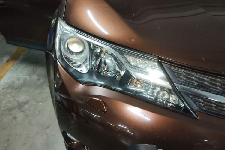 Used Toyota RAV4 2015 2.5L Automatic 4x4 Elite Edition Right Front Headlight