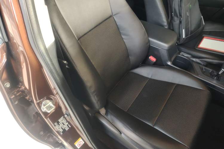 Used Toyota RAV4 2015 2.0L CVT Two-Wheel Drive Fashion Edition Right Front Seat