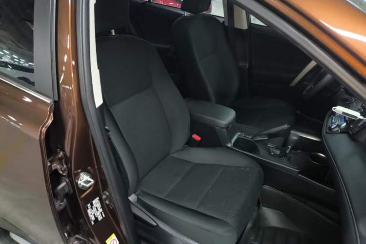 Used Toyota RAV4 2015 2.0L CVT Two-Wheel Drive Fashion Edition Right Front Seat