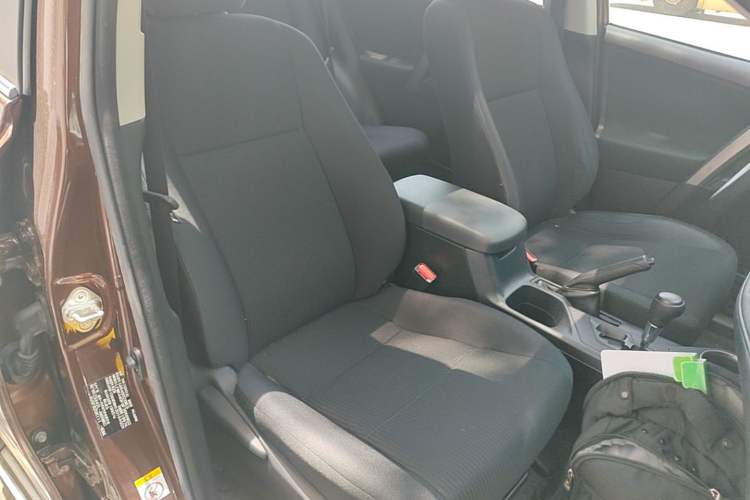 Used Toyota RAV4 2015 2.0L CVT Two-Wheel Drive Fashion Edition Right Front Seat