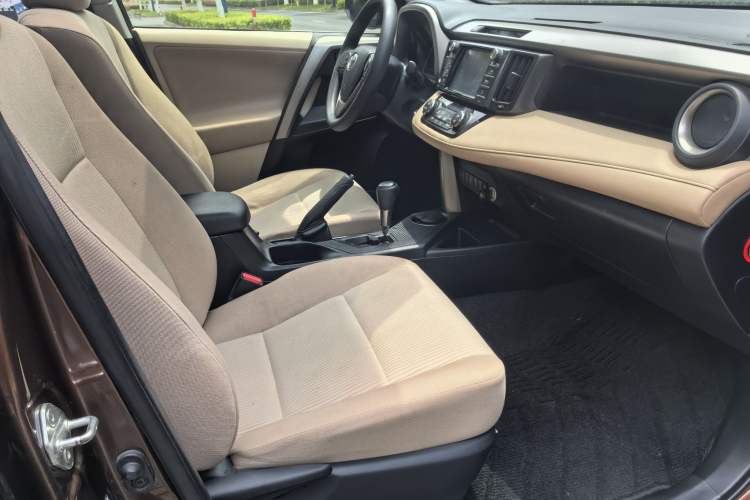 Used Toyota RAV4 2015 2.0L CVT Two-Wheel Drive Fashion Edition Right Front Seat