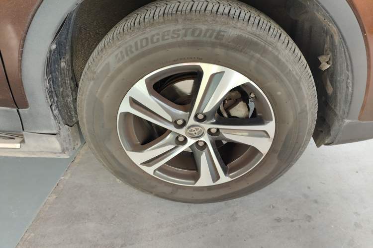 Used Toyota RAV4 2015 2.0L CVT Two-Wheel Drive Fashion Edition Right Front Wheel Hub