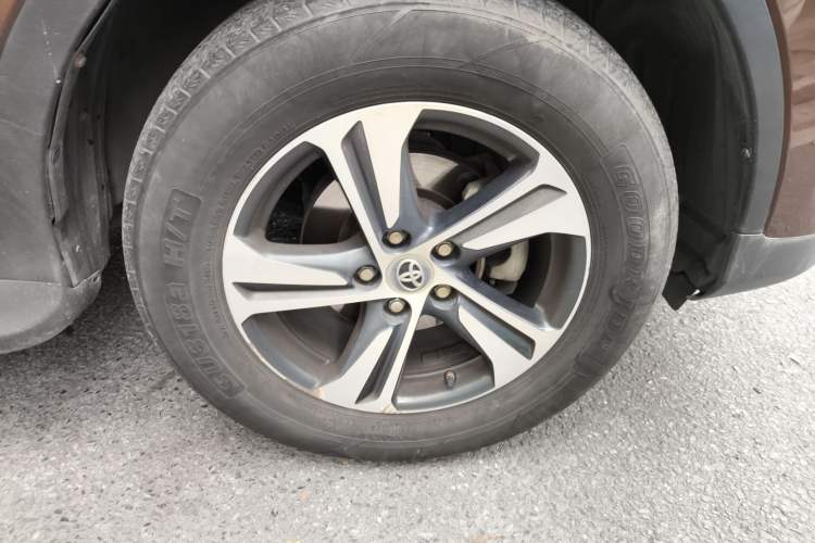 Used Toyota RAV4 2015 2.0L CVT Two-Wheel Drive Fashion Edition Right Front Wheel Hub