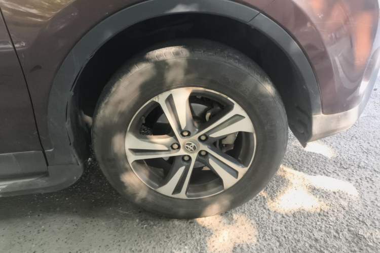 Used Toyota RAV4 2015 2.0L CVT Two-Wheel Drive Fashion Edition Right Front Wheel Hub