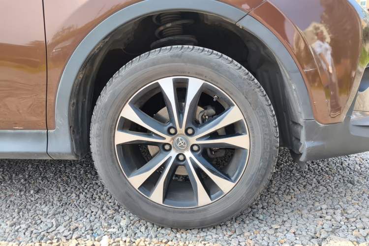 Used Toyota RAV4 2015 2.5L Automatic 4x4 Elite Edition Right Front Wheel Hub