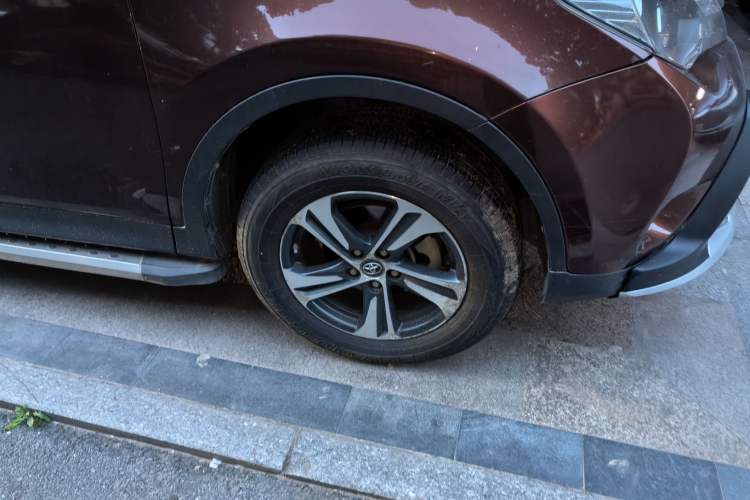 Used Toyota RAV4 2015 2.0L CVT Four-Wheel Drive New Edition Right Front Wheel Hub