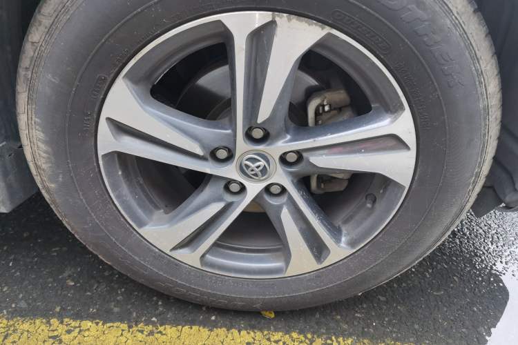 Used Toyota RAV4 2015 2.0L CVT Two-Wheel Drive Urban Edition Right Front Wheel Hub