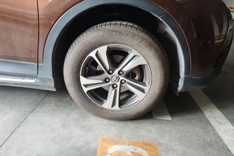 Used Toyota RAV4 2015 2.0L CVT Four-Wheel Drive New Edition Right Front Wheel Hub