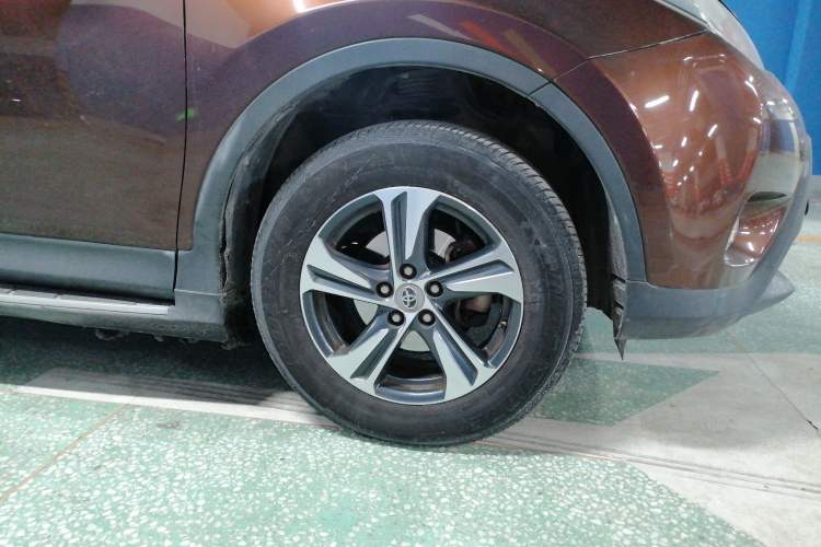 Used Toyota RAV4 2015 2.0L CVT Two-Wheel Drive Fashion Edition Right Front Wheel Hub