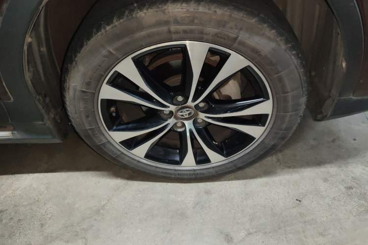 Used Toyota RAV4 2015 2.5L Automatic 4x4 Elite Edition Right Front Wheel Hub