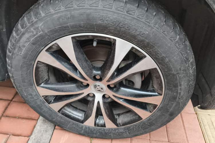Used Toyota RAV4 2015 2.5L Automatic 4x4 Elite Edition Right Front Wheel Hub