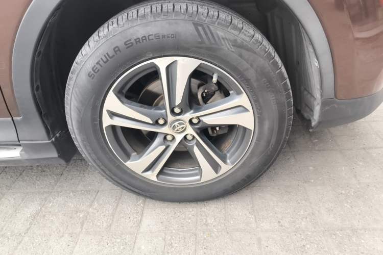 Used Toyota RAV4 2015 2.0L CVT Two-Wheel Drive Urban Edition Right Front Wheel Hub