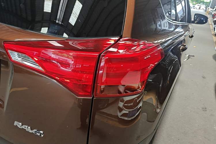 Used Toyota RAV4 2015 2.0L CVT Two-Wheel Drive Fashion Edition Right Rear Taillight