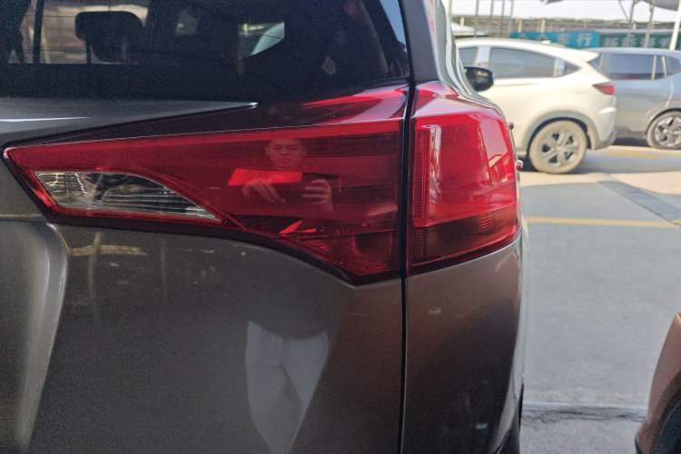 Used Toyota RAV4 2015 2.0L CVT Two-Wheel Drive Fashion Edition Right Rear Taillight