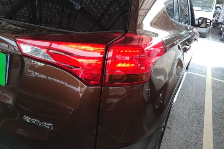 Used Toyota RAV4 2015 2.0L CVT Two-Wheel Drive Fashion Edition Right Rear Taillight