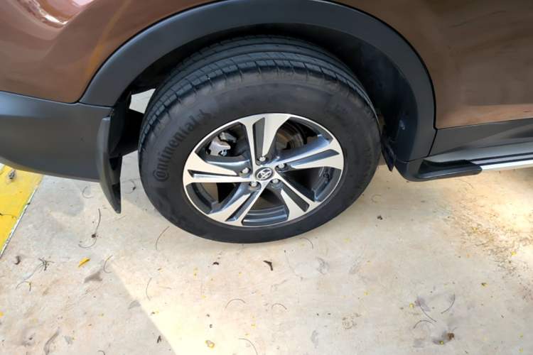 Used Toyota RAV4 2015 2.0L CVT Two-Wheel Drive Urban Edition Right Rear Wheel Hub