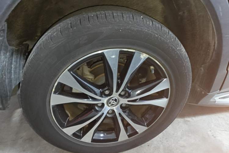Used Toyota RAV4 2015 2.5L Automatic 4x4 Elite Edition Right Rear Wheel Hub