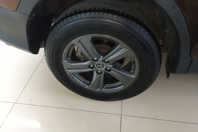 Used Toyota RAV4 2015 2.0L CVT 4x4 Trend Edition Right Rear Wheel Hub