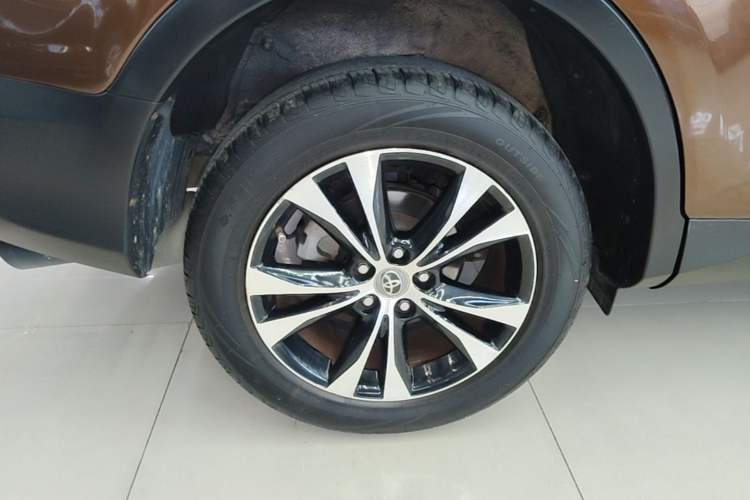 Used Toyota RAV4 2015 2.5L Automatic 4x4 Elite Edition Right Rear Wheel Hub