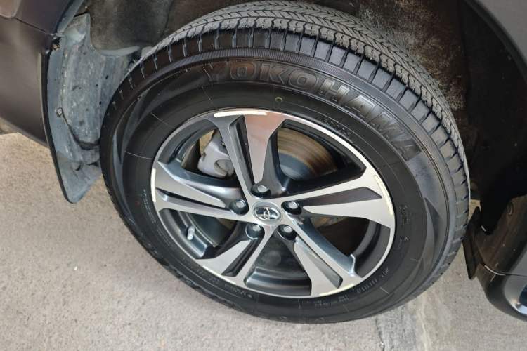Used Toyota RAV4 2015 2.0L CVT Two-Wheel Drive Fashion Edition Right Rear Wheel Hub
