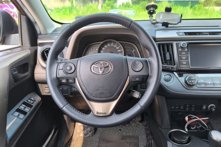 Used Toyota RAV4 2015 2.5L Automatic 4x4 Elite Edition Steering Wheel
