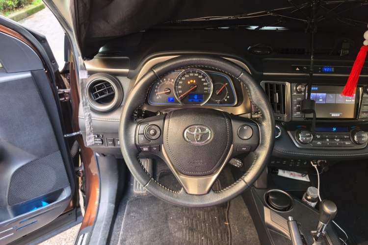 Used Toyota RAV4 2015 2.5L Automatic 4x4 Luxury Edition Steering Wheel