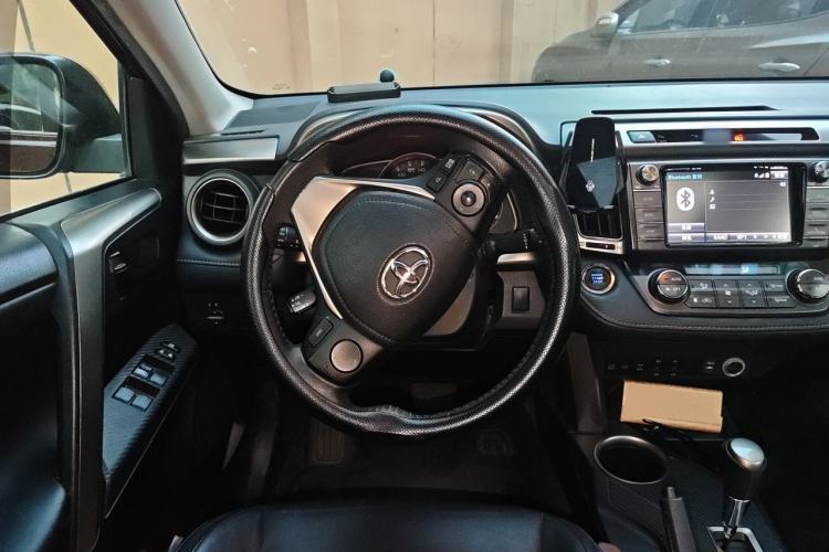 Used Toyota RAV4 2015 2.5L Automatic 4x4 Elite Edition Steering Wheel
