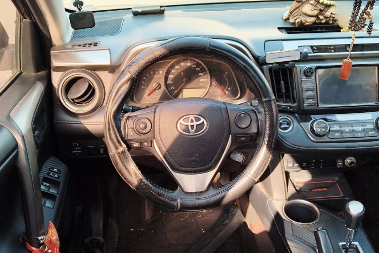 Used Toyota RAV4 2015 2.5L Automatic 4x4 Elite Edition Steering Wheel