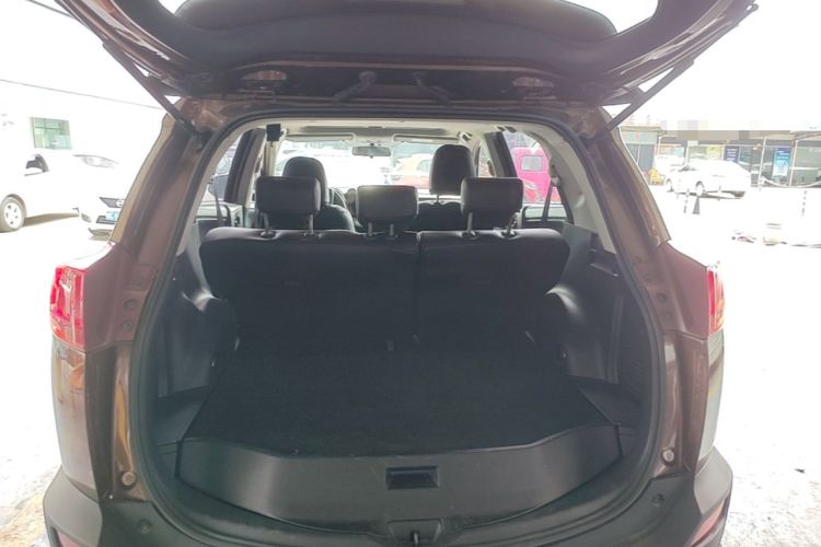 Used Toyota RAV4 2015 2.0L CVT Two-Wheel Drive Fashion Edition Trunk