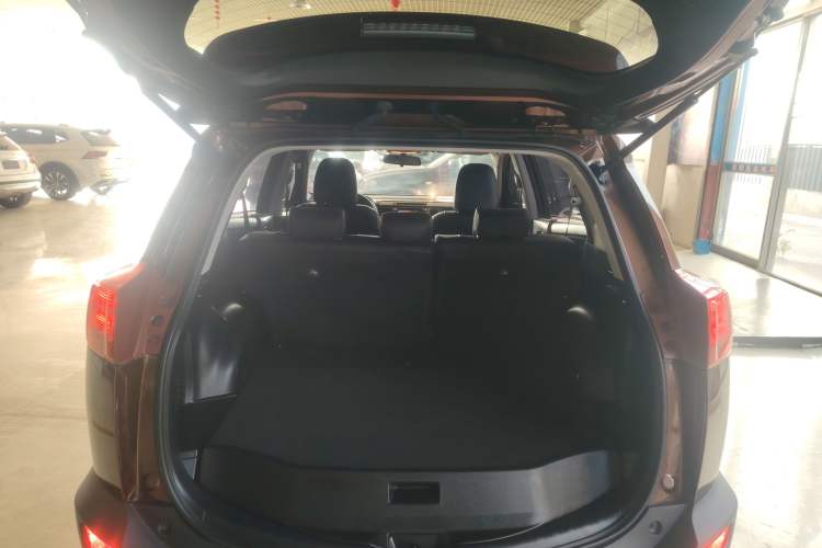 Used Toyota RAV4 2015 2.0L CVT Two-Wheel Drive Fashion Edition Trunk