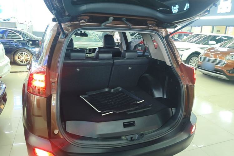 Used Toyota RAV4 2015 2.5L Automatic 4x4 Elite Edition Trunk