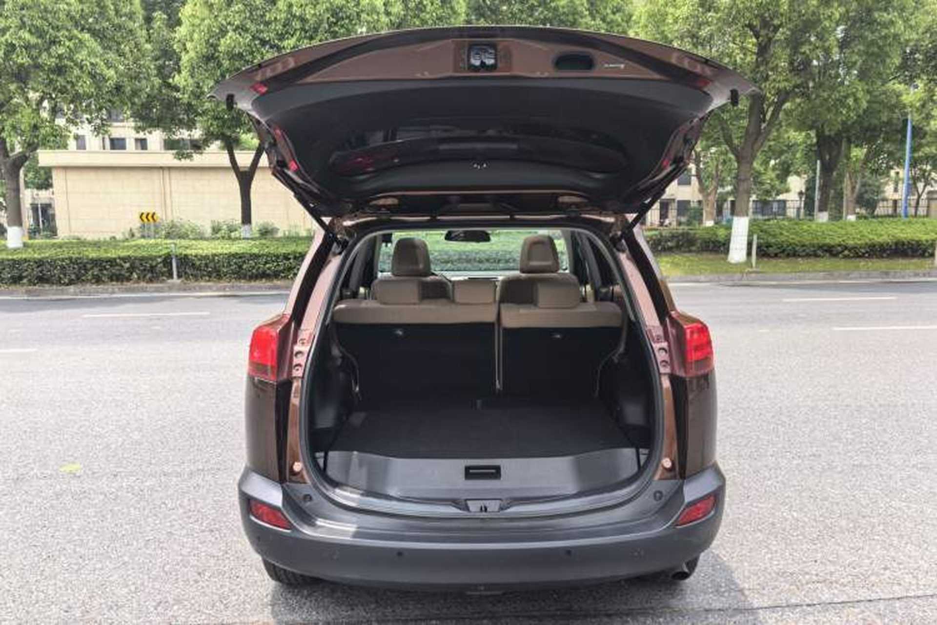 Used Toyota RAV4 2015 2.0L CVT Two-Wheel Drive Fashion Edition Trunk