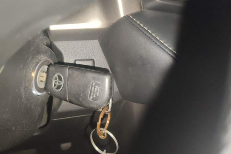 Used Toyota RAV4 2015 2.0L CVT Two-Wheel Drive Fashion Edition Vehicle Key