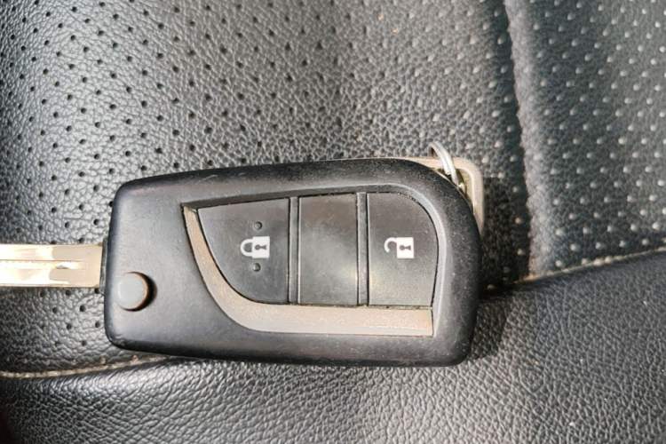 Used Toyota RAV4 2015 2.0L CVT Two-Wheel Drive Fashion Edition Vehicle Key