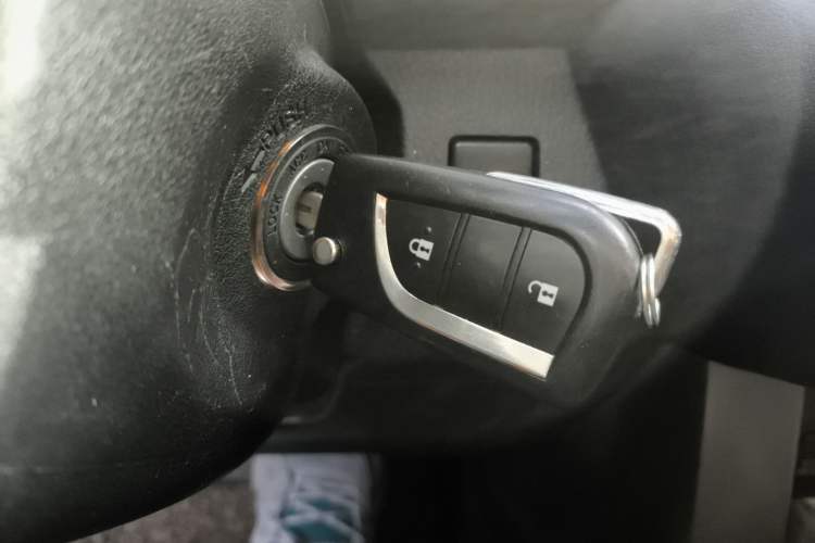 Used Toyota RAV4 2015 2.0L CVT Two-Wheel Drive Fashion Edition Vehicle Key