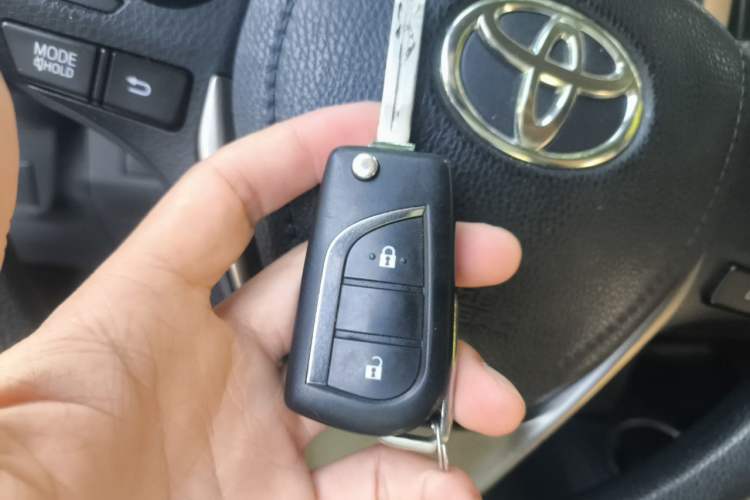 Used Toyota RAV4 2015 2.0L CVT Two-Wheel Drive Fashion Edition Vehicle Key