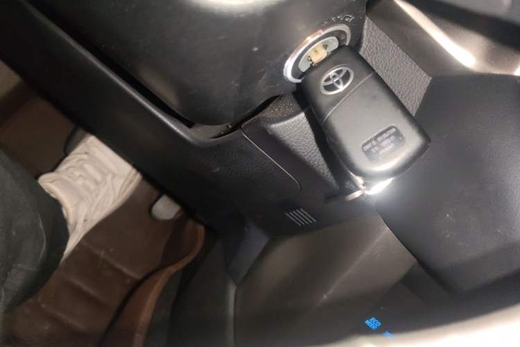Used Toyota RAV4 2015 2.0L CVT Two-Wheel Drive Fashion Edition Vehicle Key