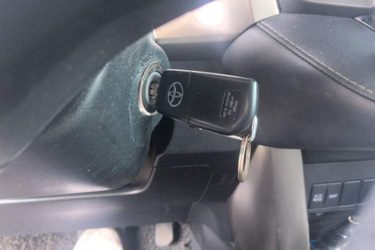 Used Toyota RAV4 2015 2.0L CVT Two-Wheel Drive Fashion Edition Vehicle Key
