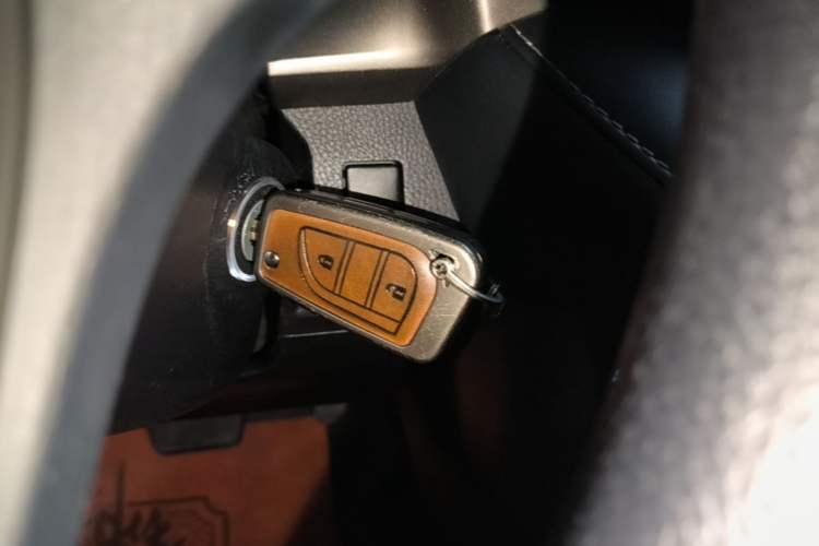 Used Toyota RAV4 2015 2.0L CVT Two-Wheel Drive Fashion Edition Vehicle Key