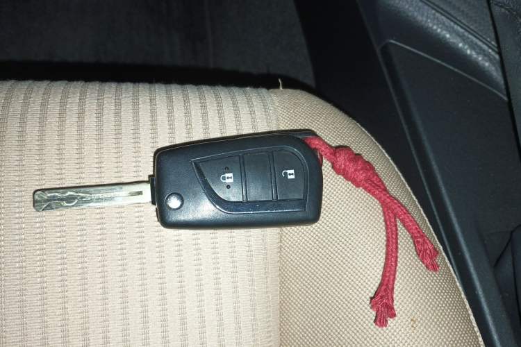 Used Toyota RAV4 2015 2.0L CVT 4x4 Trend Edition Vehicle Key