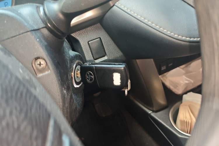 Used Toyota RAV4 2015 2.0L CVT Two-Wheel Drive Fashion Edition Vehicle Key