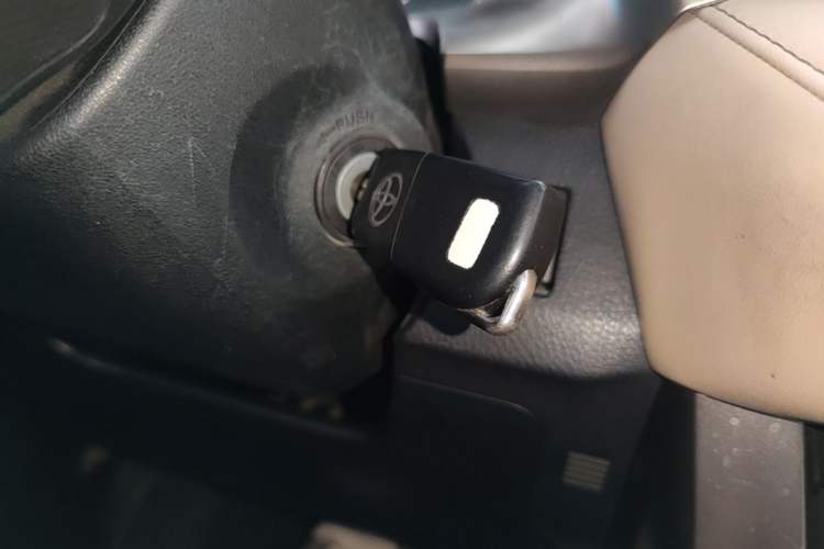 Used Toyota RAV4 2015 2.0L CVT Two-Wheel Drive Fashion Edition Vehicle Key