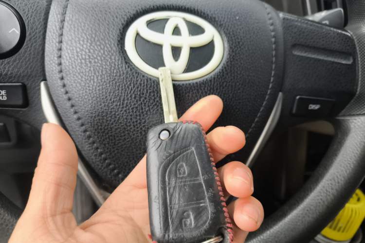 Used Toyota RAV4 2015 2.0L CVT Two-Wheel Drive Urban Edition Vehicle Key