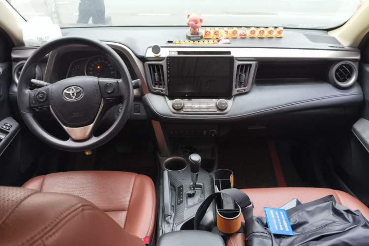Used Toyota RAV4 2015 2.0L CVT Two-Wheel Drive Fashion Edition Center Console