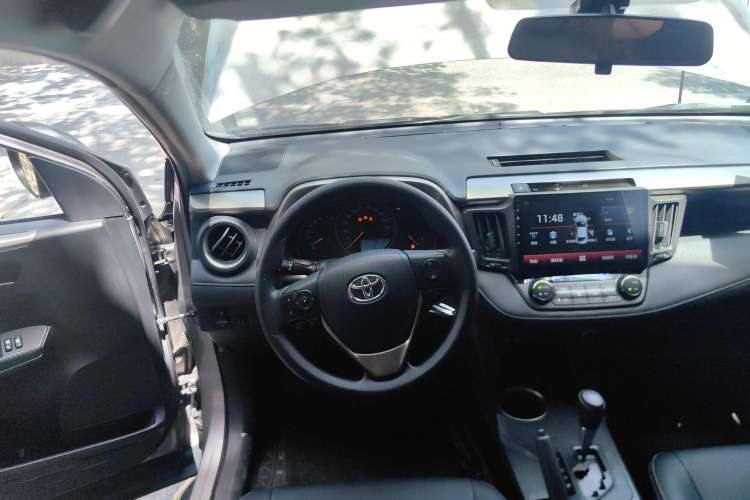 Used Toyota RAV4 2015 2.0L CVT Two-Wheel Drive Fashion Edition Center Console