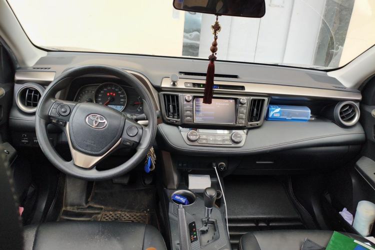 Used Toyota RAV4 2015 2.0L CVT Two-Wheel Drive Fashion Edition Center Console